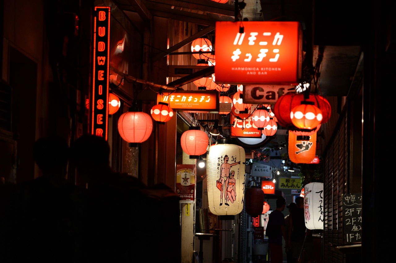 池袋の夜の街並み