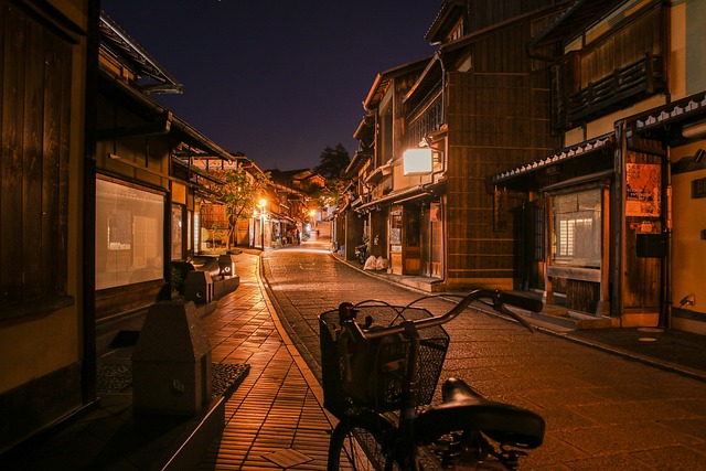 京都の町家が並ぶ夜の路地