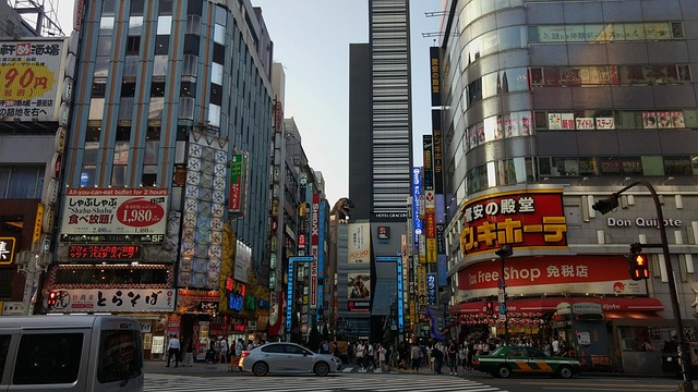 新宿の繁華街の街並み