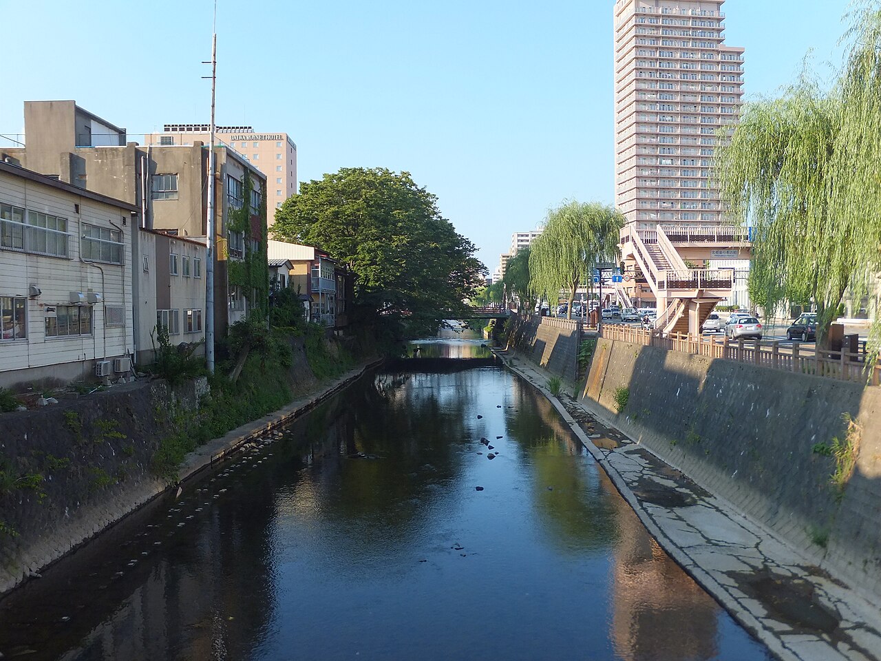 秋田市中心街を流れる旭川(三丁目橋より上流方向)