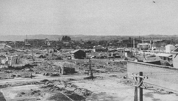 1945年の青森空襲後の焼け跡の市街