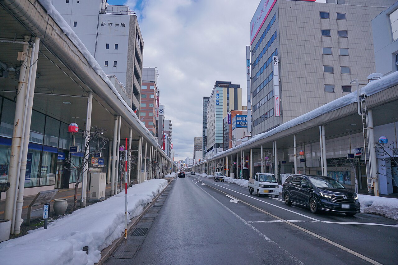 青森駅前から東へ延びる新町通り(2025年1月撮影)