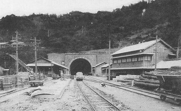 建設中の丹那トンネルの坑口付近(大正から昭和戦前期の写真)
