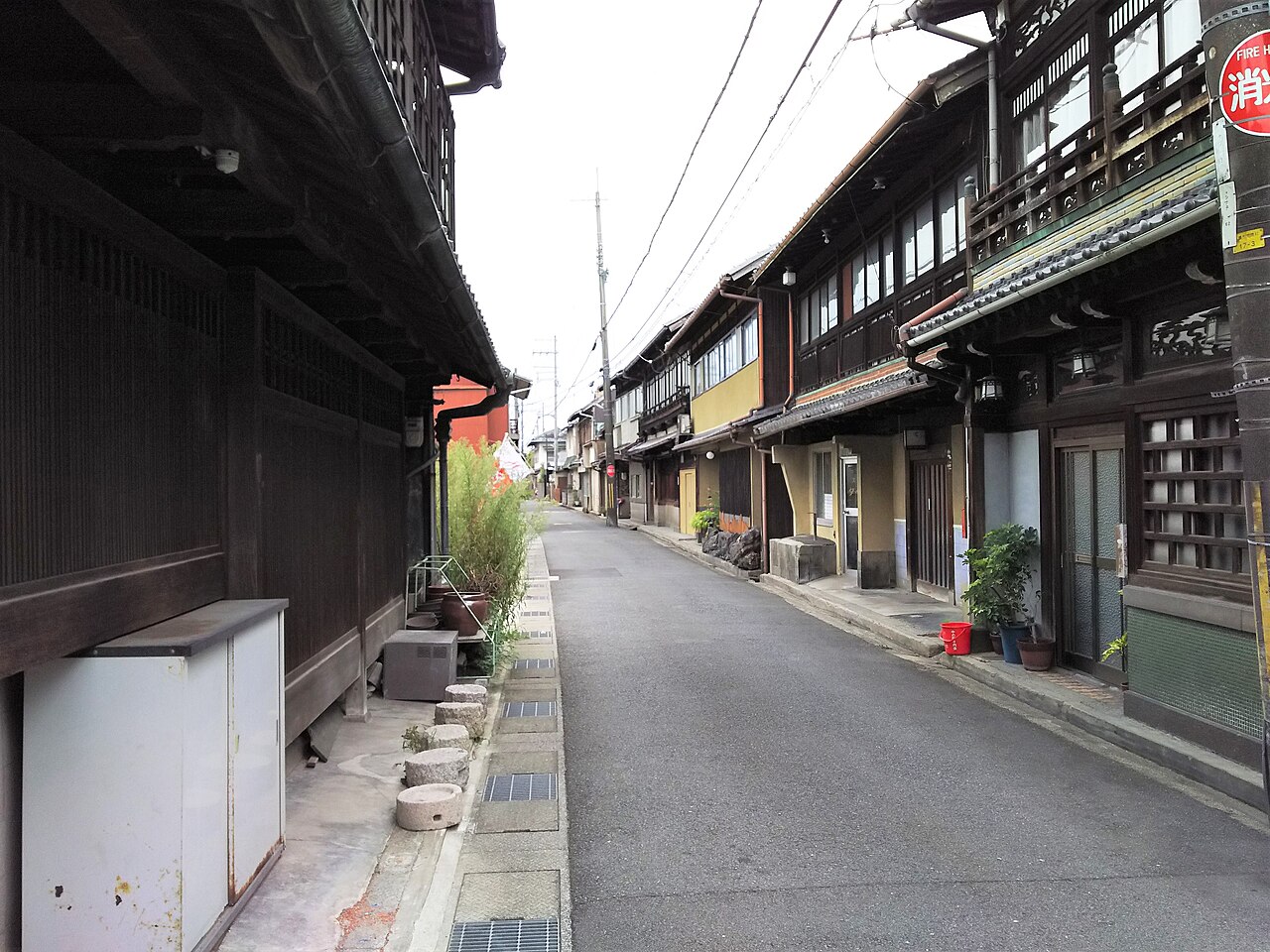 八幡市橋本の街並み。格子や2階の手すりのある木造の建物が通りの両側に続いている