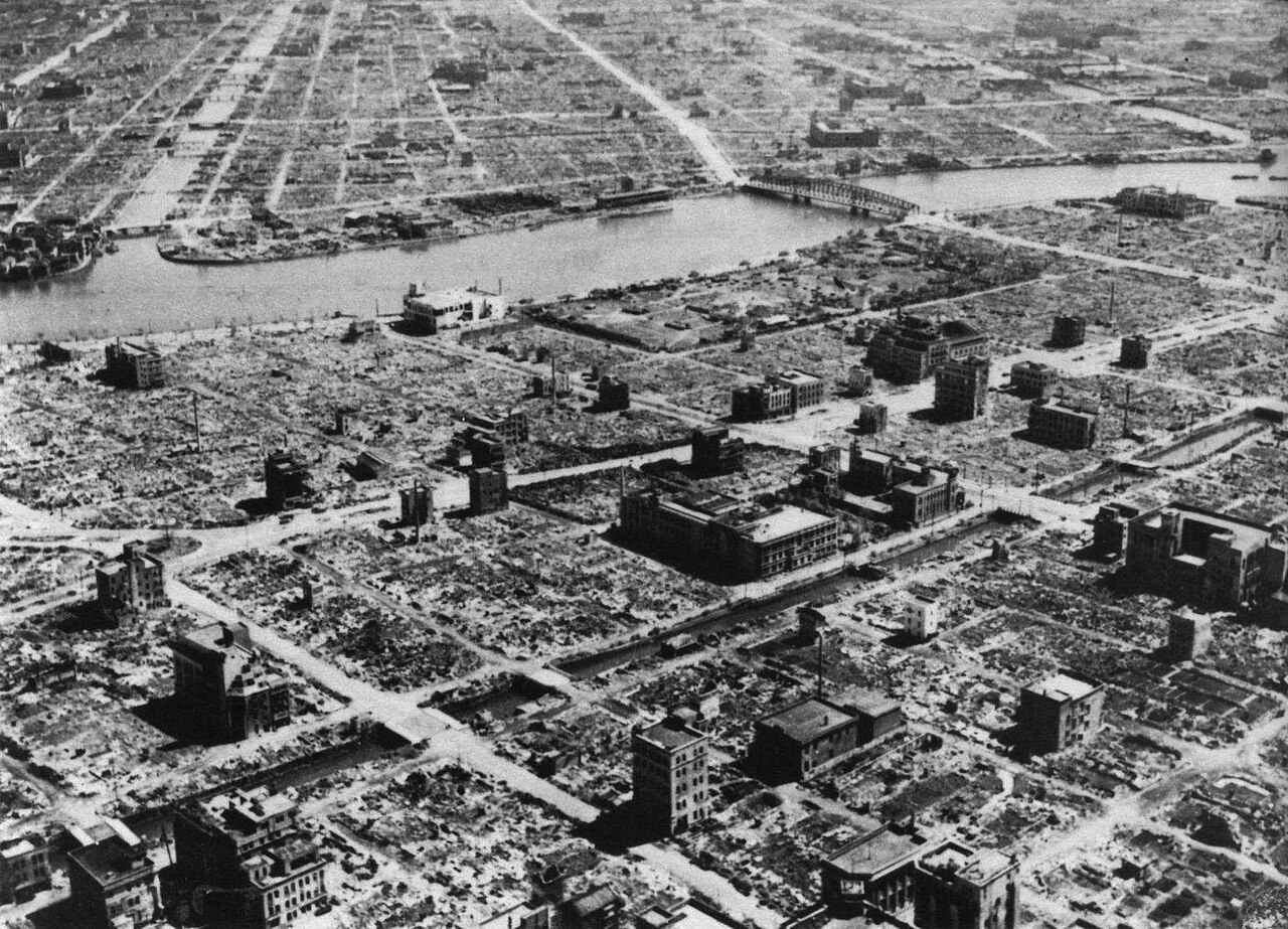 東京大空襲で焼け野原になった東京の航空写真