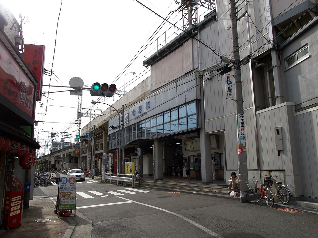 近鉄今里駅の南側。高架の駅舎の下に出入口がある