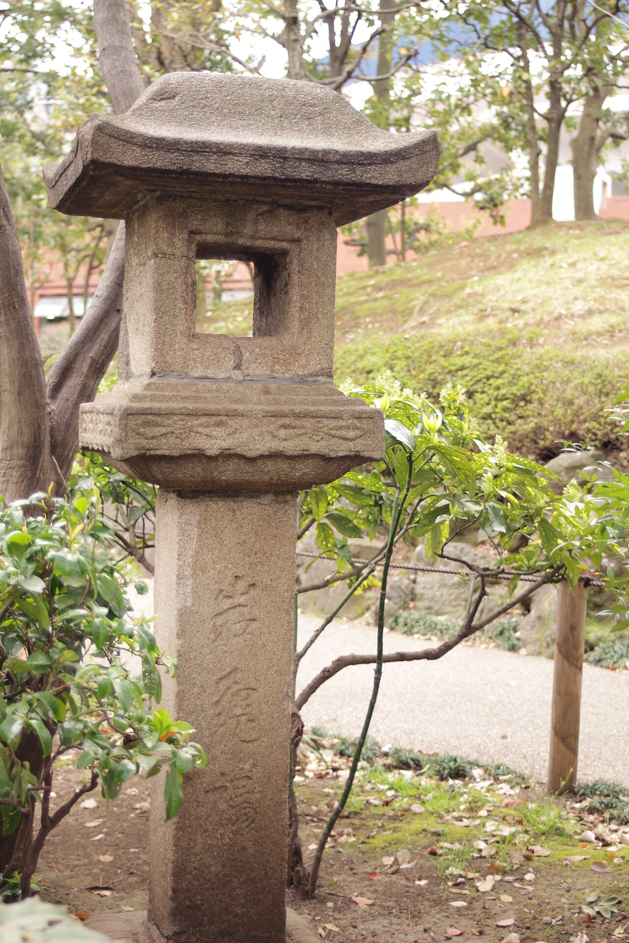 横浜公園内の日本庭園に残る岩亀楼の石灯籠