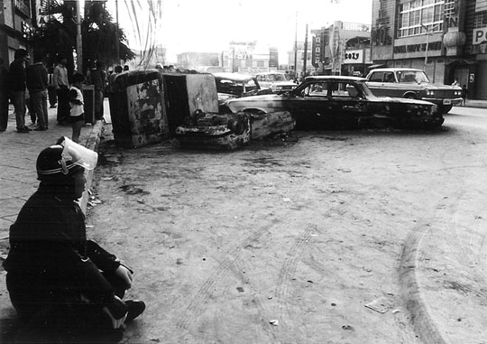 コザ騒動の数時間後、被害を見つめる沖縄の警察官(1970年12月20日)