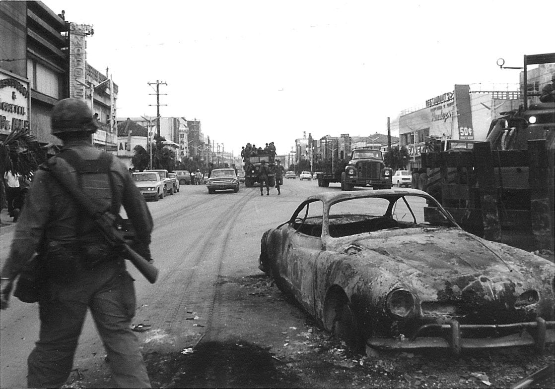 コザ騒動の数時間後、焼けた車のそばを歩く米軍兵士(1970年12月20日)