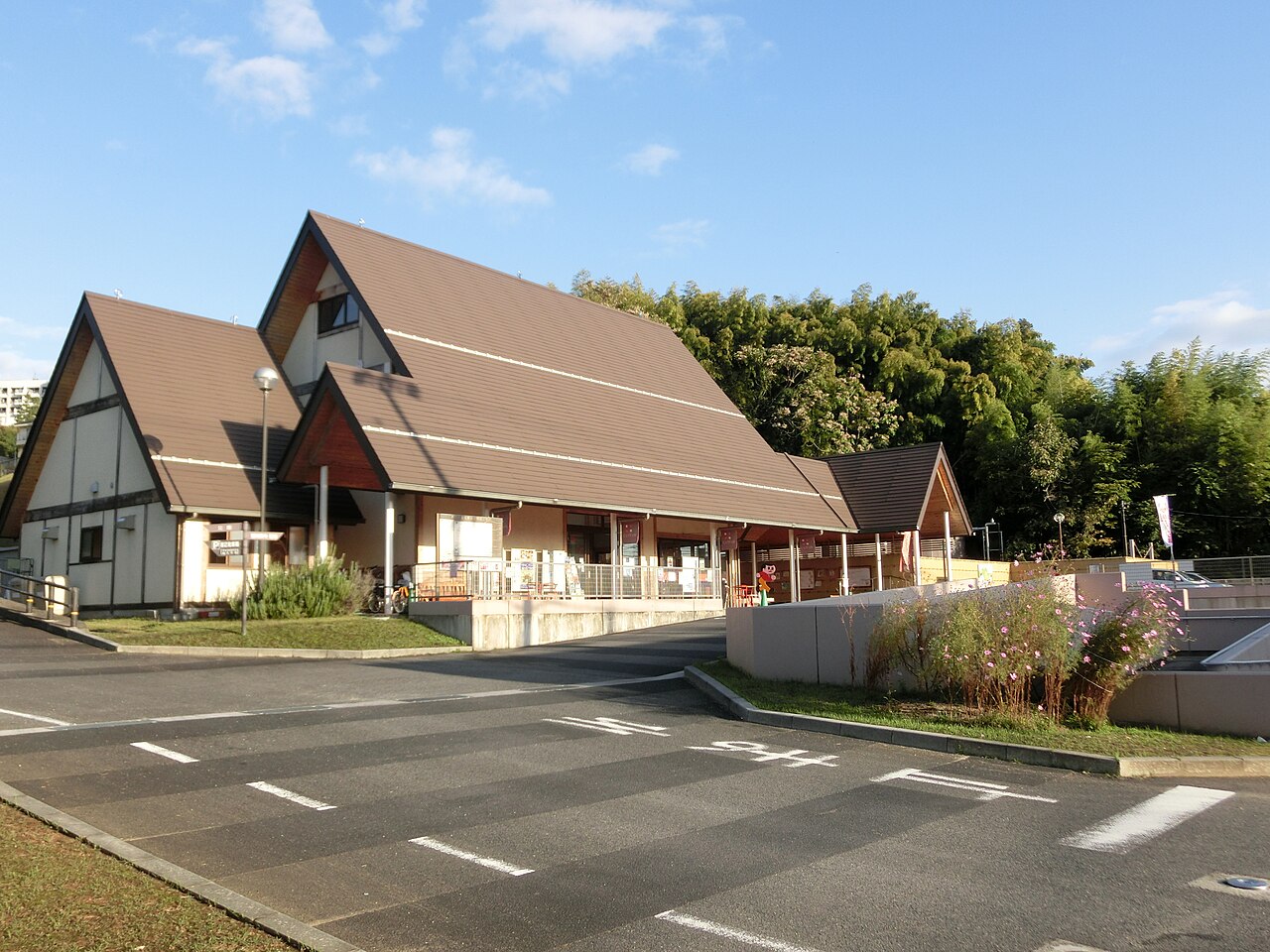 大津市立おごと温泉観光公園の建物(2020年撮影)