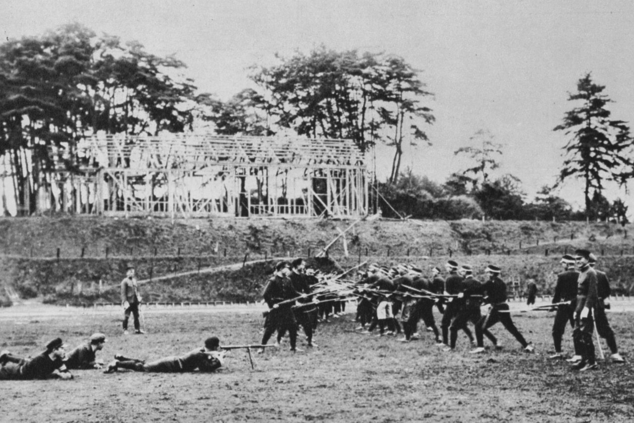 代々木練兵場で行われた明治大学予科の軍事教練の写真(1940年ごろ)