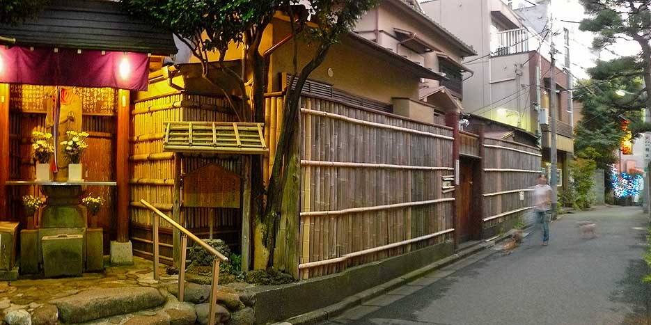 円山町会が撮影した道玄坂地蔵の祠