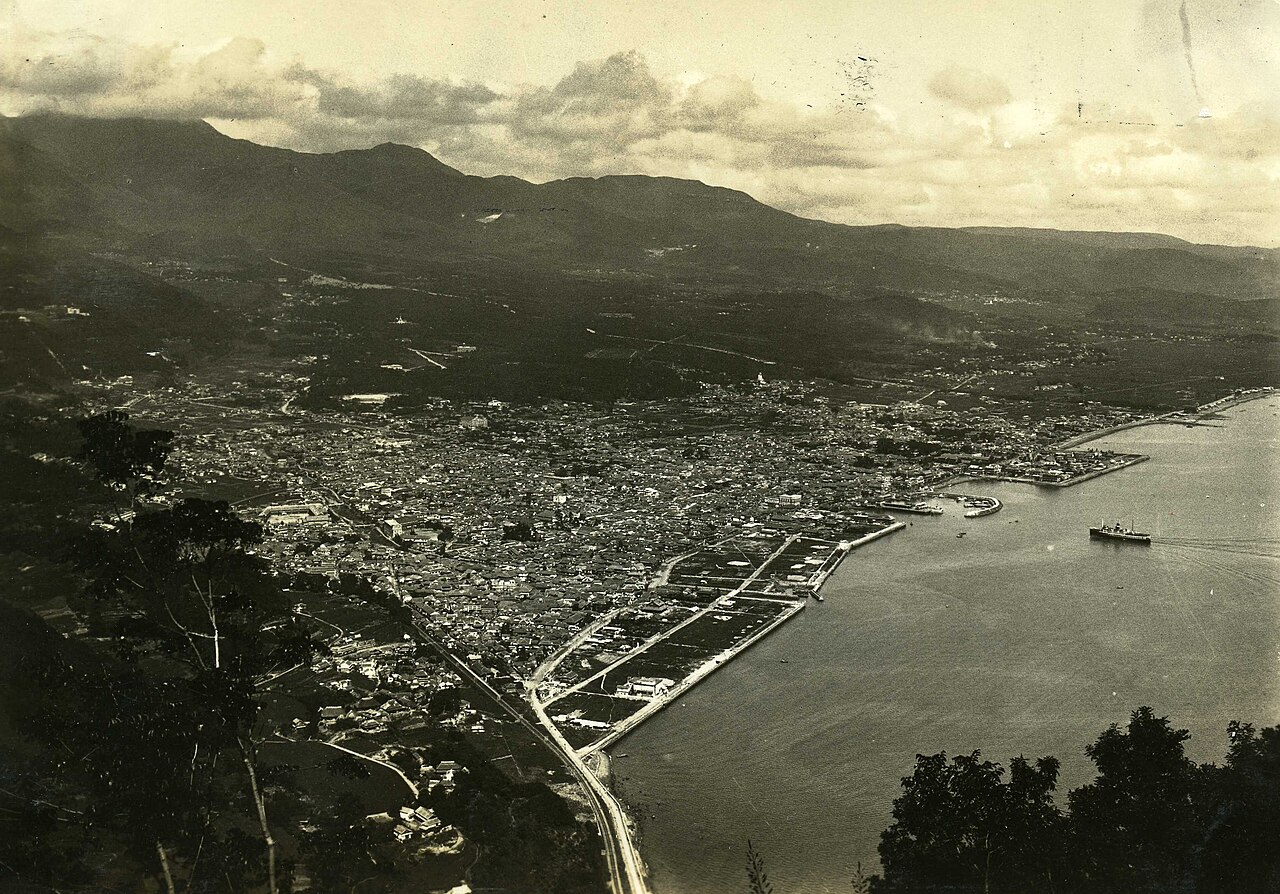 1930年代かそれ以前に撮影された別府の市街と湾の古い写真