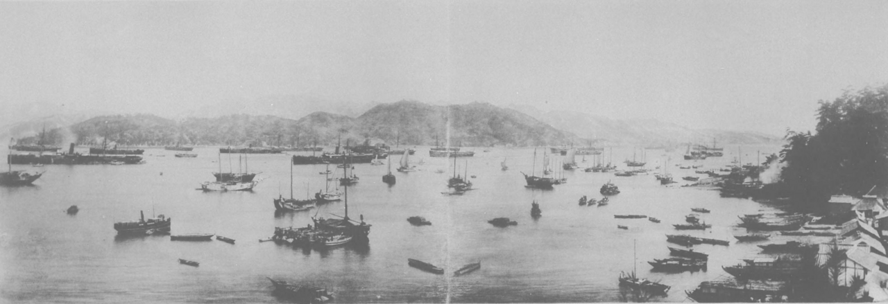 1895年に宇品港を出発する近衛師団の古写真。湾内に多くの船が浮かぶ