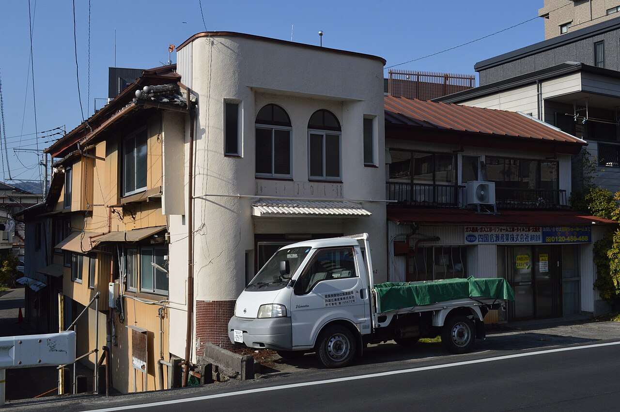 丸みを帯びた外壁にアーチ窓のある、高知市玉水町のカフェー建築