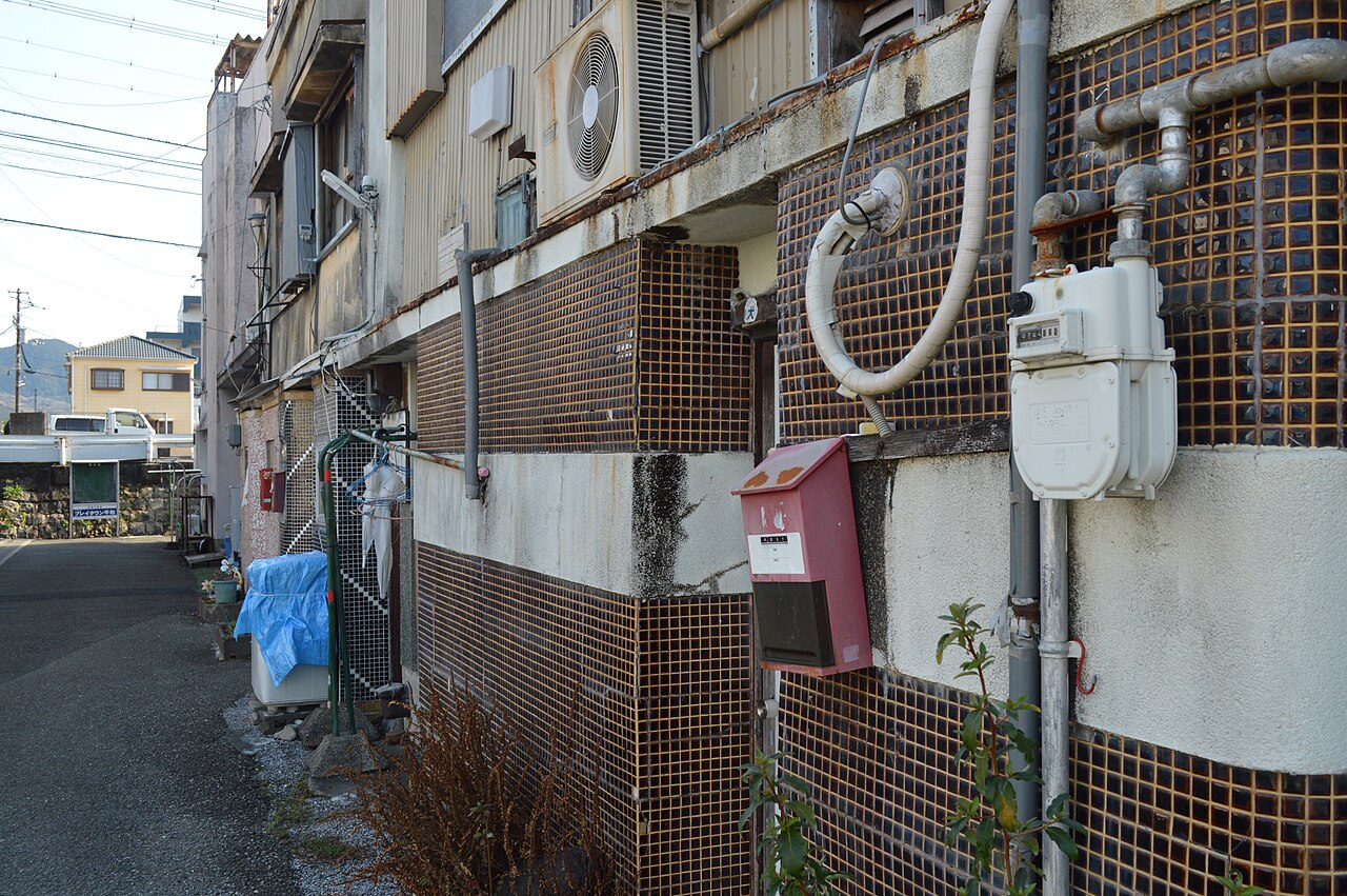 茶色いタイルが外壁に貼られた、高知市玉水町の建物