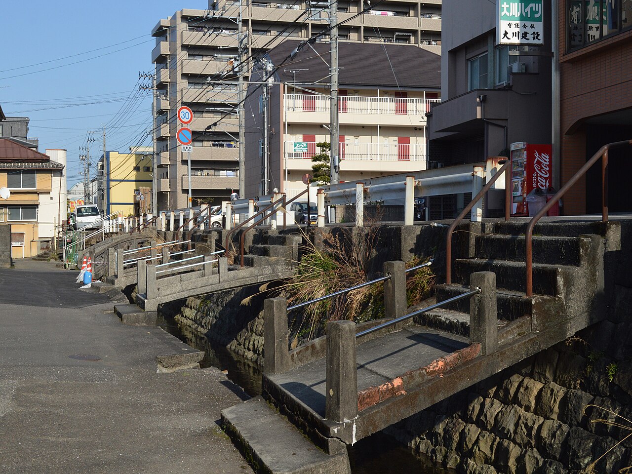 高知市玉水町の用水路にかかる石造りの小さな橋