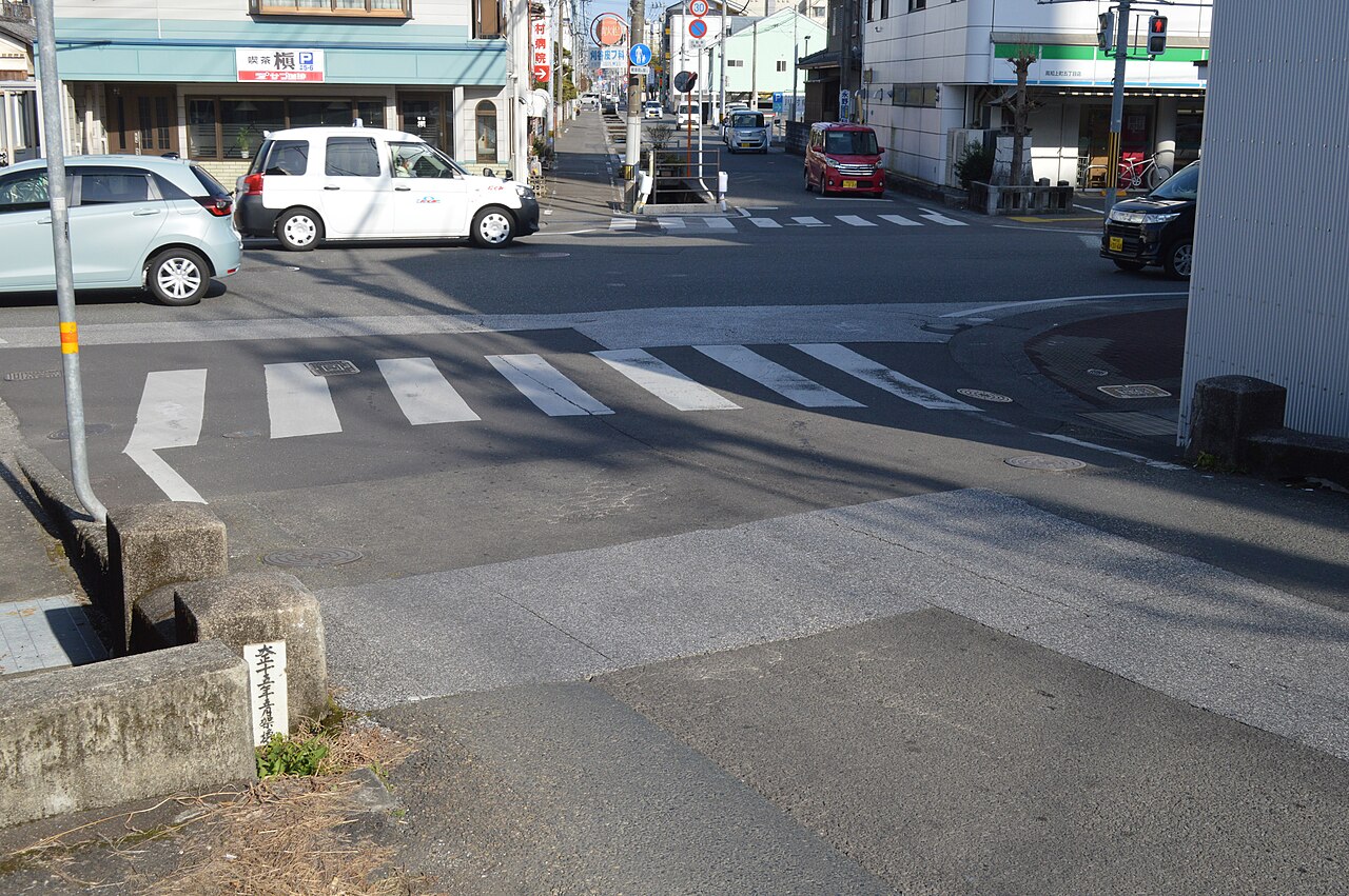 高知市玉水町の思案橋の欄干と、道路の向こうに続く街並み