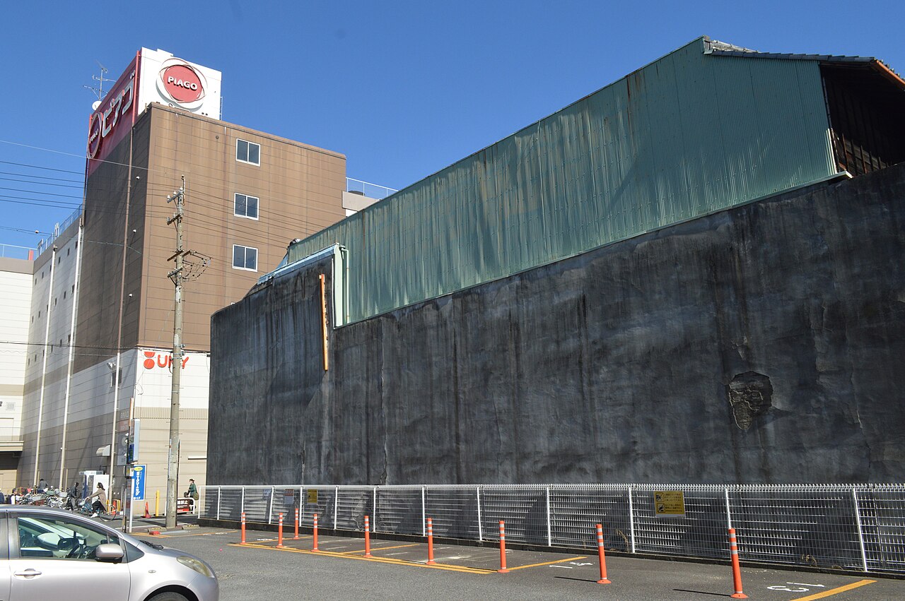 名古屋市中村区大門町に残る、黒ずんだ大きなコンクリートの壁