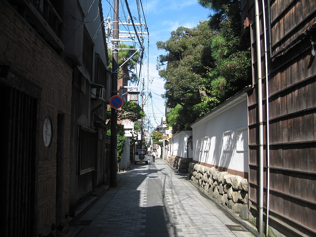 白壁と石垣、黒い板塀が続く新潟市古町の鍋茶屋通(東新道)