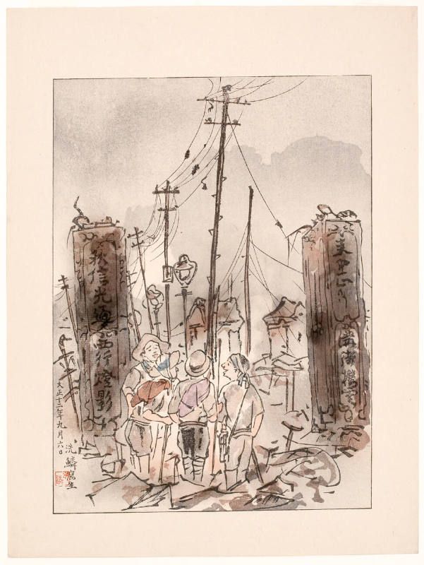 電柱の立つ大門の前に集まる人々を描いた、素描風の木版画
