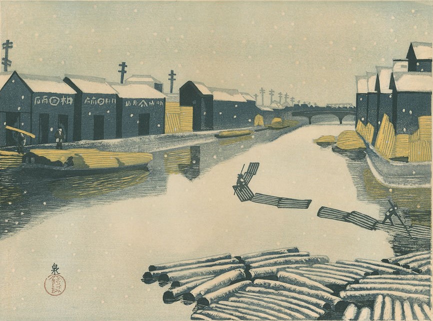 雪の降る日の木場。堀に浮かぶ丸太の筏と、並ぶ材木問屋の建物を描いた木版画