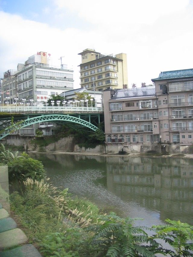 飯坂温泉駅のそばを流れる摺上川と、そこに架かる十綱橋
