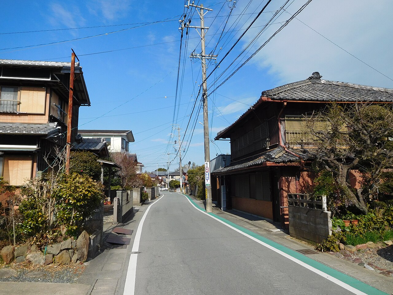 伊勢市桜木町の古市街道。住宅が並ぶ静かな道が緩やかに続いている