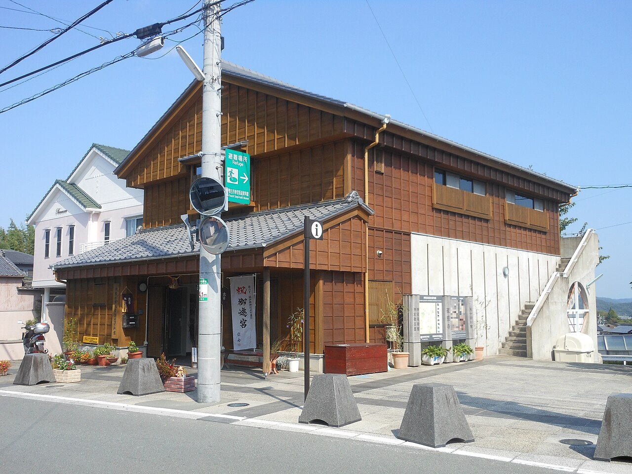 伊勢古市参宮街道資料館の外観。茶色い板張りの建物