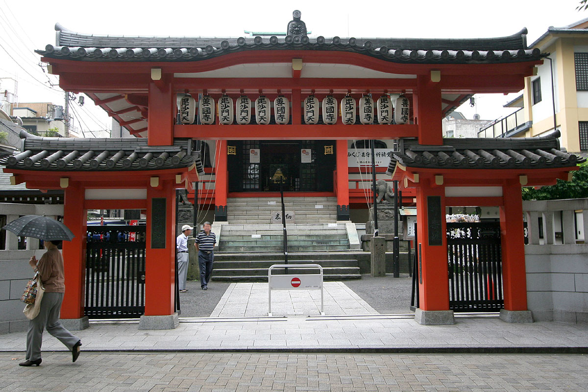 神楽坂にある毘沙門天善國寺の朱塗りの山門。提灯が並んでいる