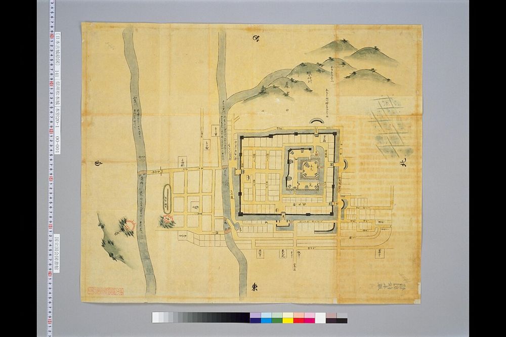 『日本古城絵図』に収められた「信州松本城」の絵図。城と堀、周囲の町や川が描かれている