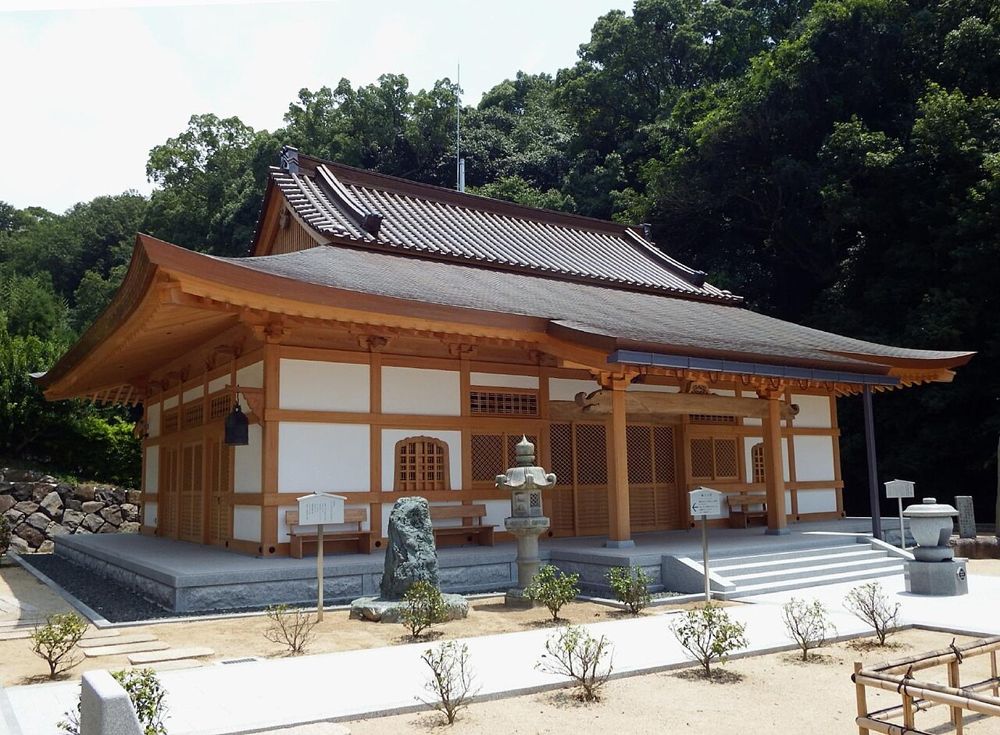 再建された宝厳寺の本堂。木の柱と白壁の新しい建物