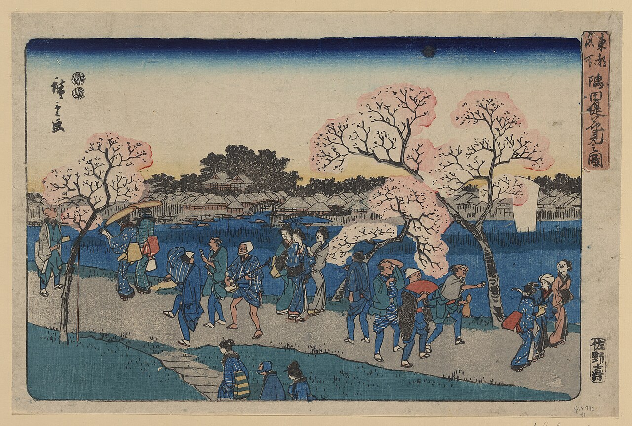 隅田川の堤の桜の下を、傘や荷を手にした人々が歩く浮世絵