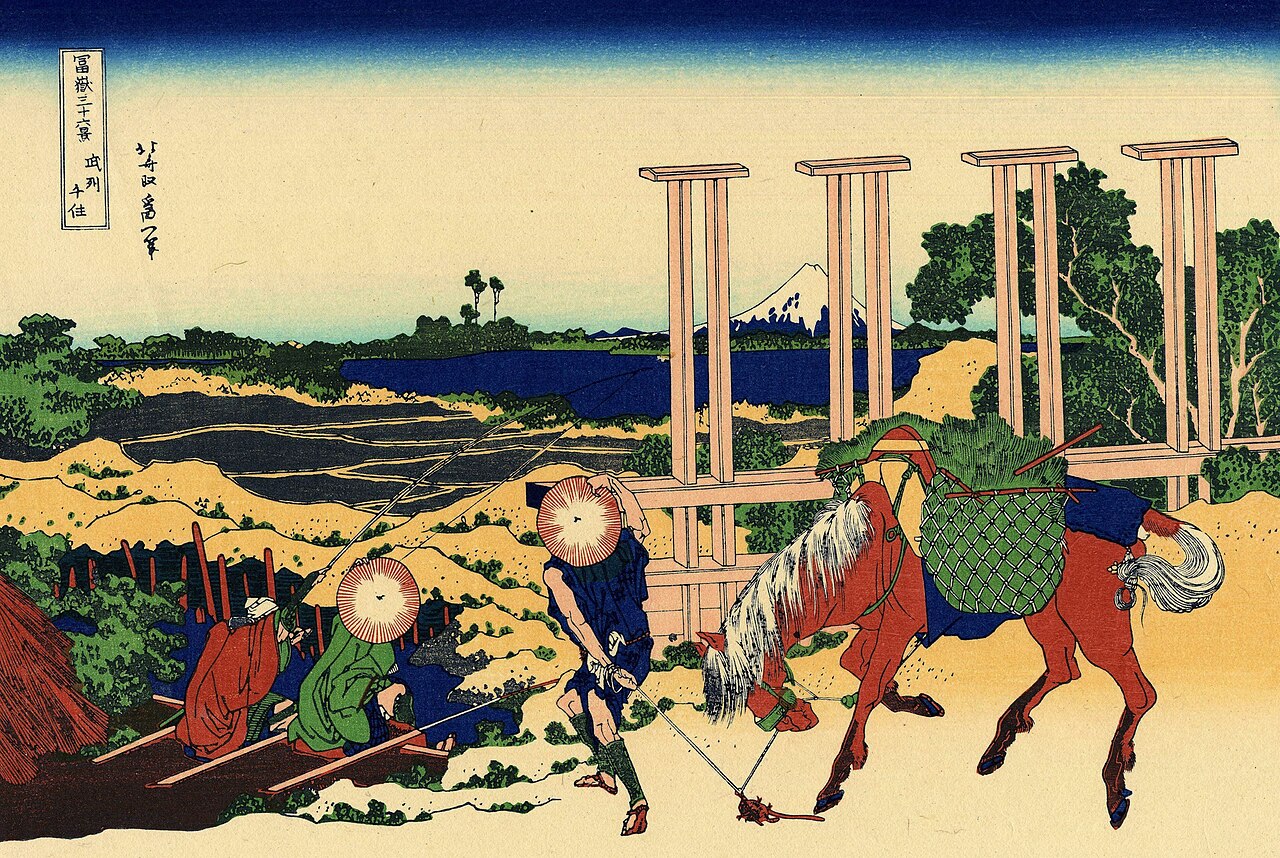 笠をかぶった旅人と荷を積んだ馬が、遠くに富士を望む千住の道を行く浮世絵
