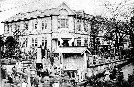 1916年の宇都宮市役所を写した古い写真。木造2階建ての洋風の建物