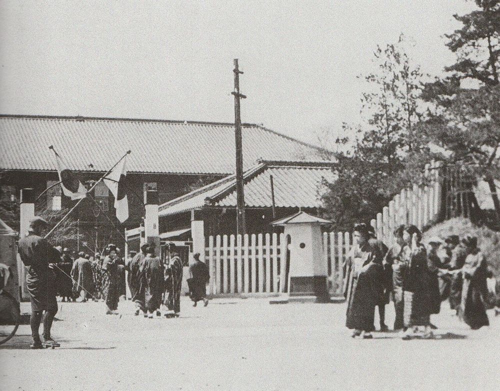 大正から昭和初期の陸軍歩兵第15連隊本部の門前を写した白黒写真