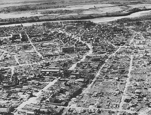 空襲後の前橋の市街を高所から写した白黒写真