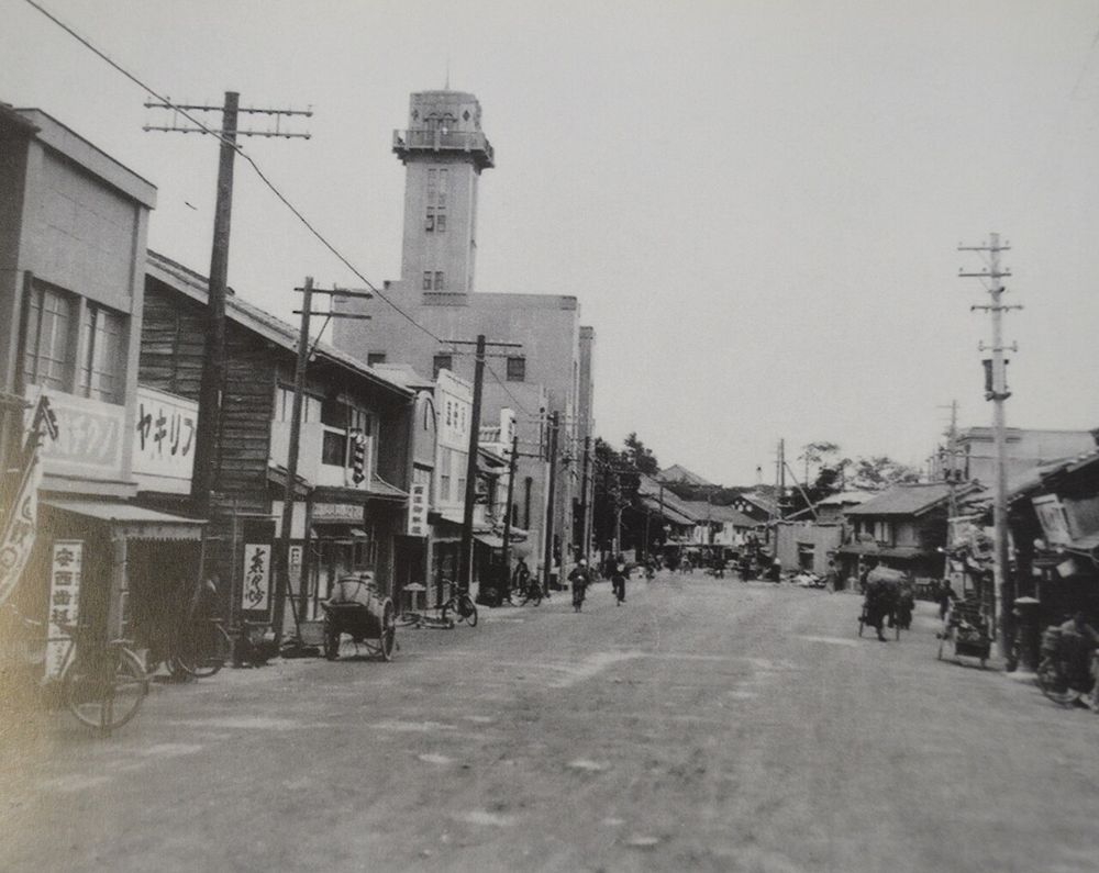 昭和初期の浜松の警察署通り。通りの奥に塔が見える白黒写真