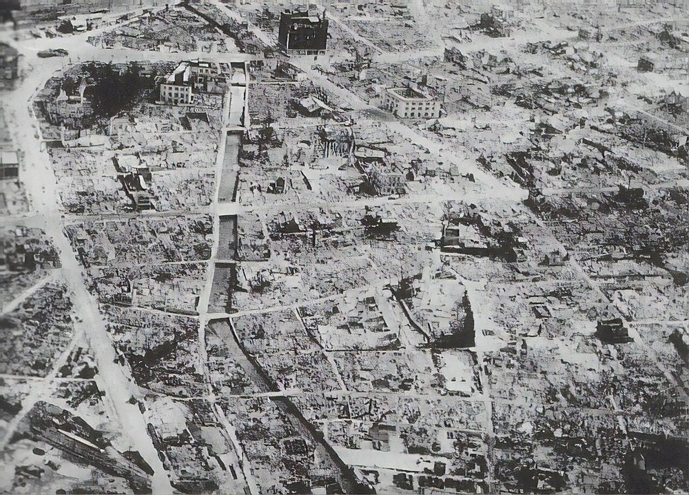 空襲後の浜松の市街を高所から写した白黒写真