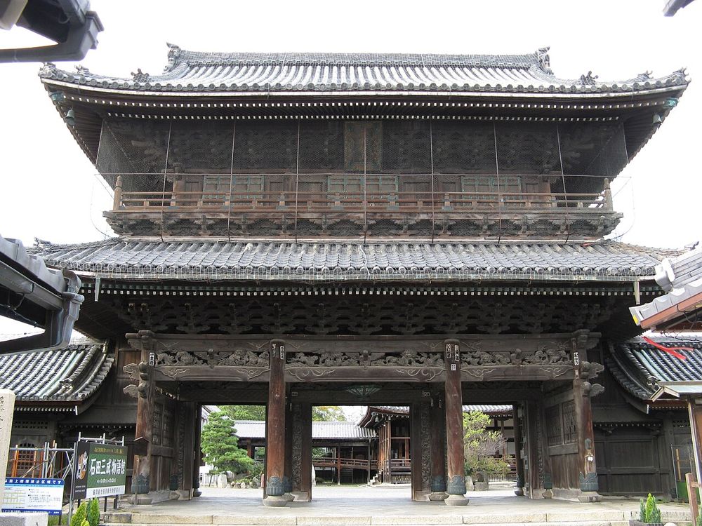 長浜別院大通寺の山門。二層の大きな楼門
