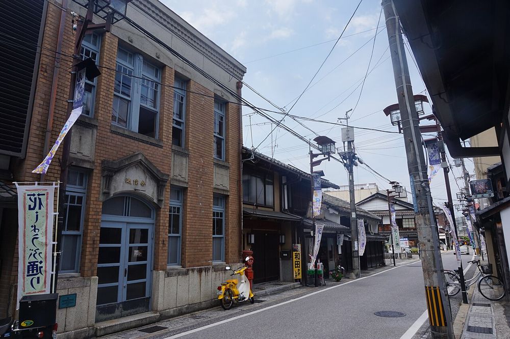 彦根市の花しょうぶ通りにある旧川原町郵便局の建物。国の登録有形文化財