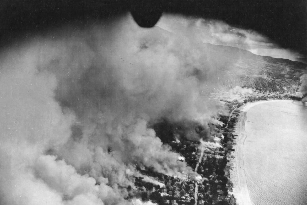 1945年6月17日、B-29の空襲で燃える鹿児島市の樽見座地区の航空写真