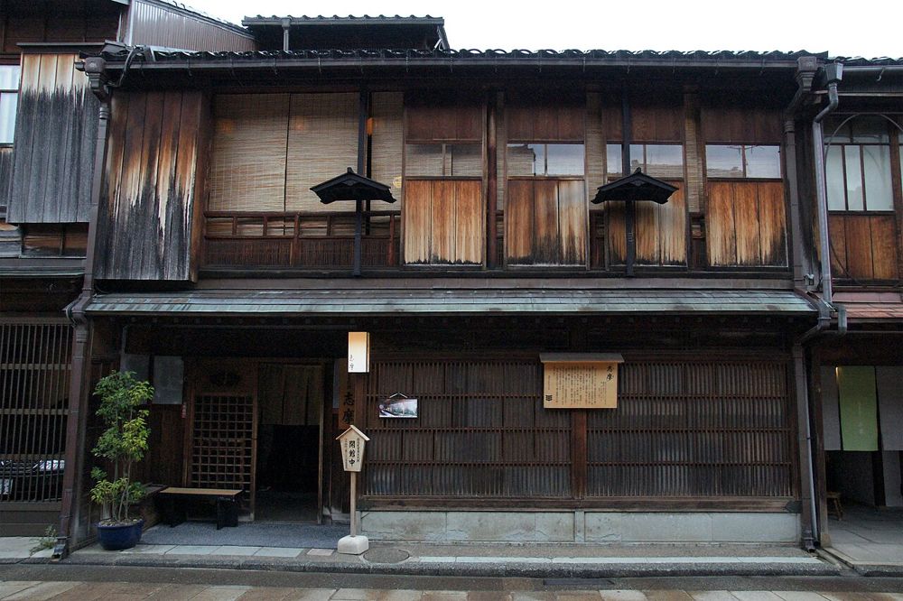 ひがし茶屋街の茶屋「志摩」の外観。出格子と高い二階を持つ木造の建物