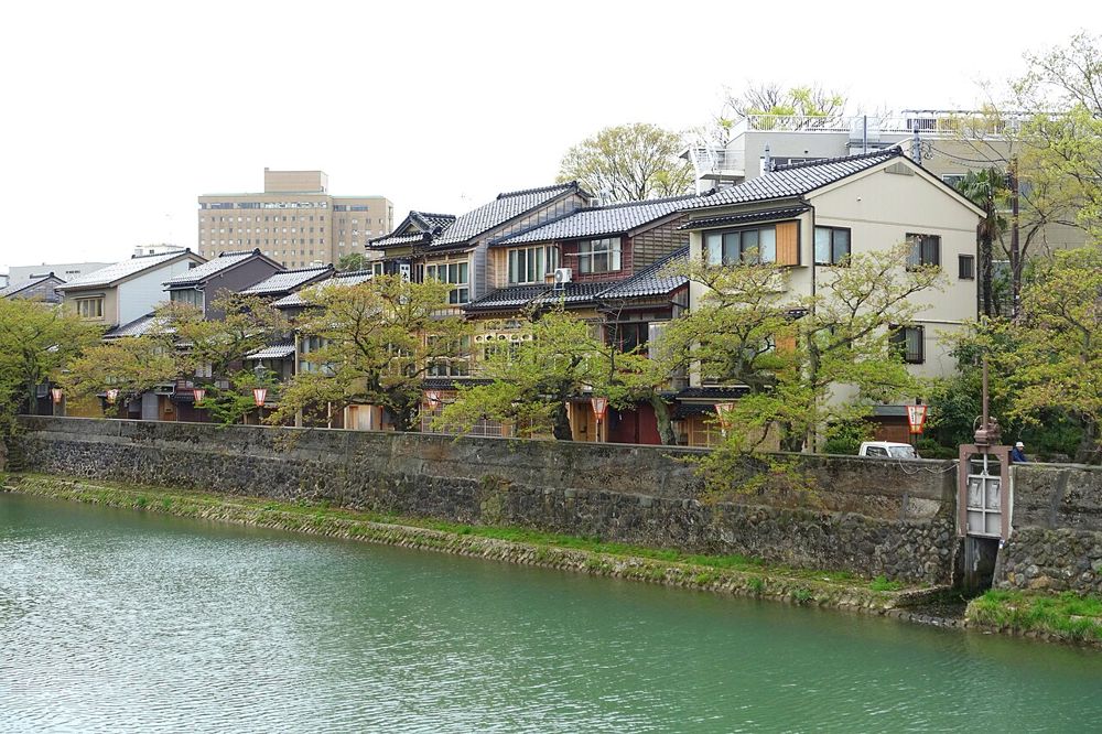 浅野川の岸に沿って並ぶ主計町の家並み
