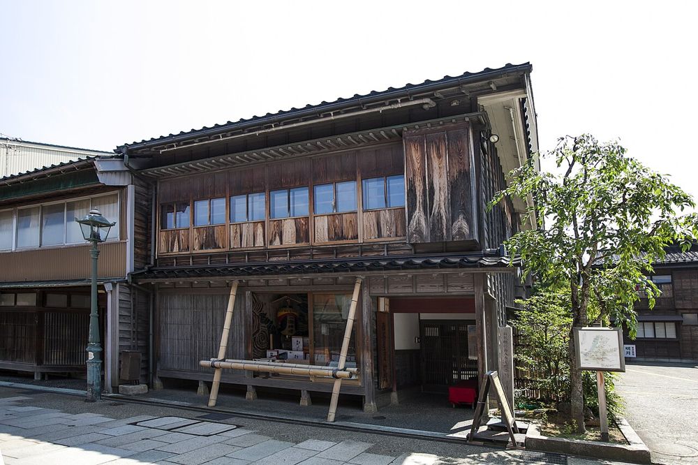 にし茶屋街の西茶屋資料館の外観。1階に出格子があり、2階が高い木造の建物