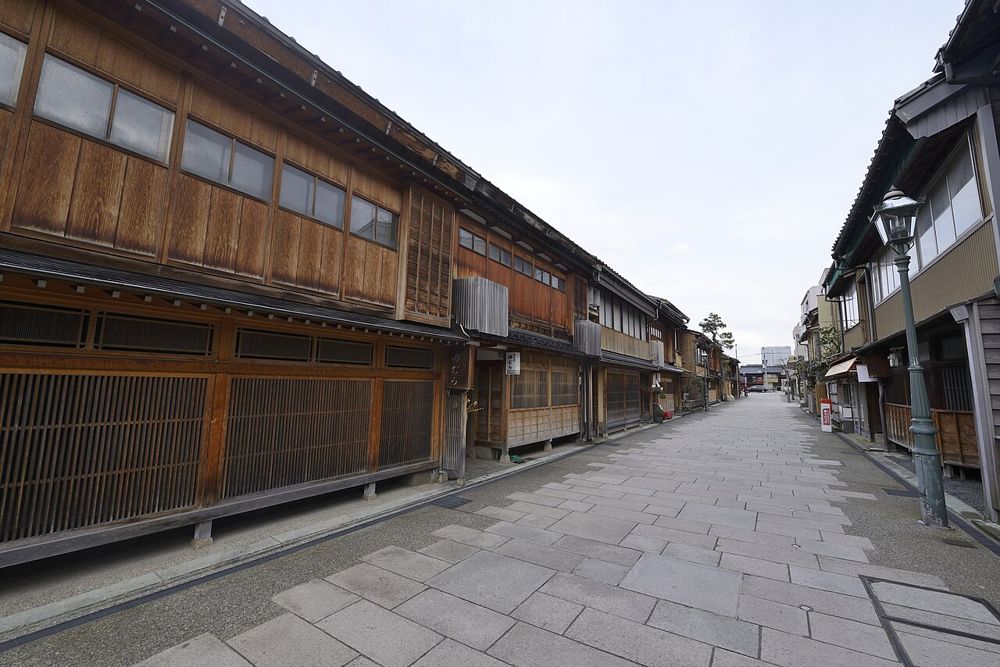 にし茶屋街の通り。出格子の木造の茶屋建築が続く