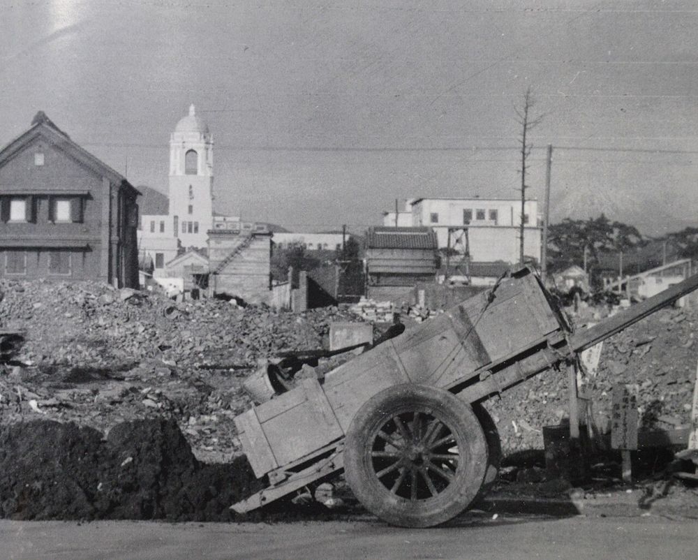1945年の静岡大空襲後、焼け跡に荷車が置かれた七間町の様子