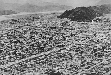 空襲後の静岡の市街を高所から写した白黒写真