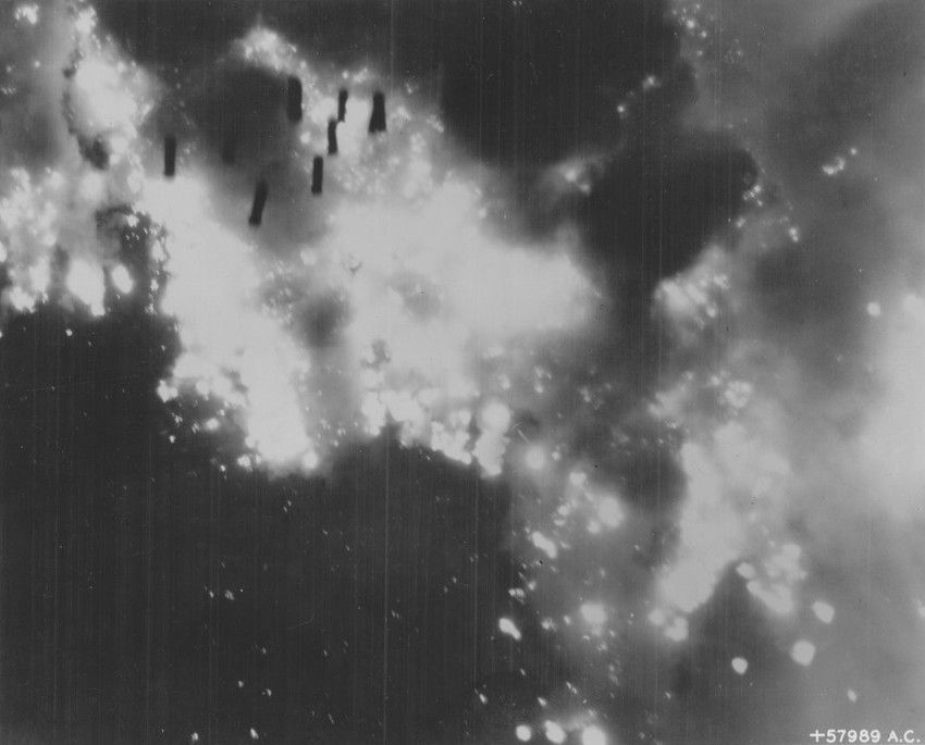 B-29の焼夷弾攻撃で燃える高松市の航空写真