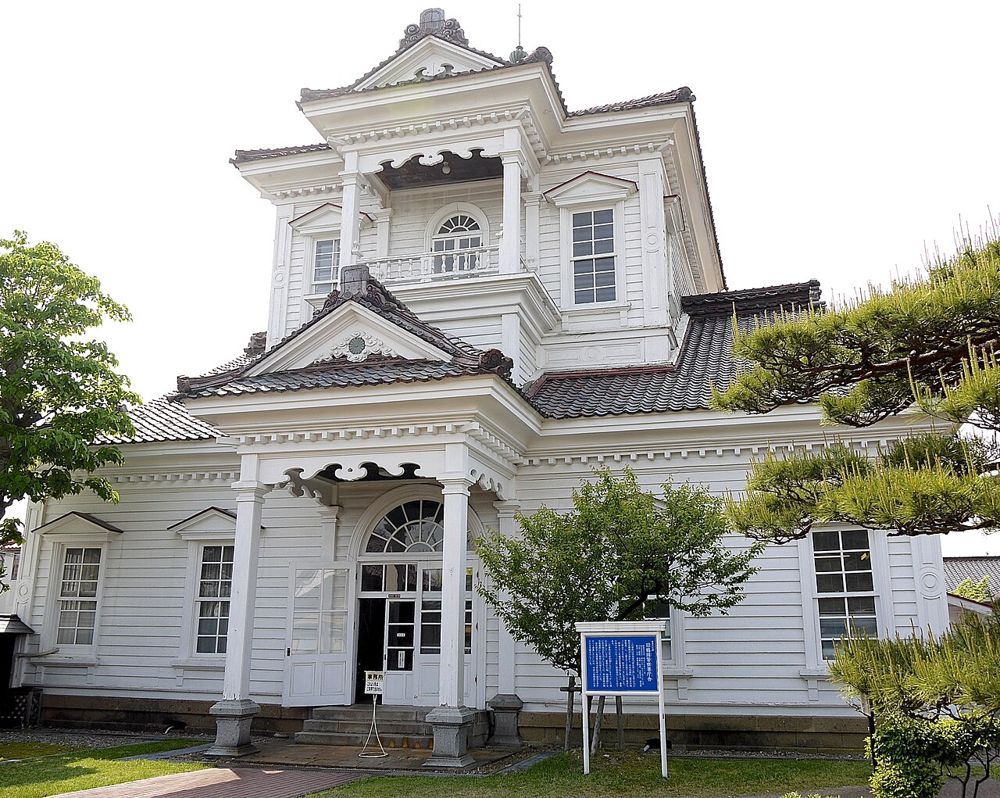 白い木造洋風の旧鶴岡警察署庁舎。致道博物館に保存されている